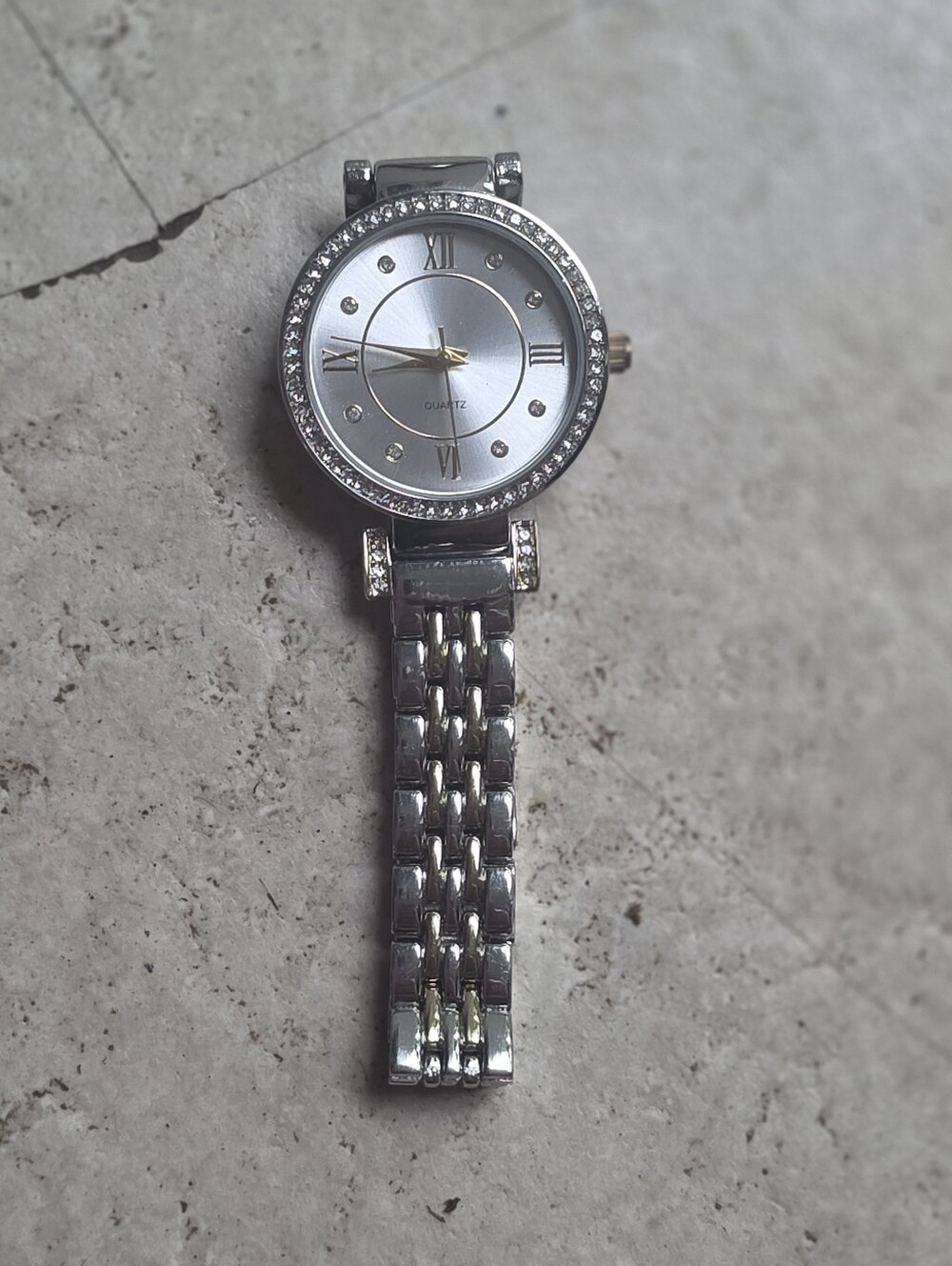 Two-tone Quartz Analog Wristwatch W  Crystal-embellished Bezel, Roman Numerals